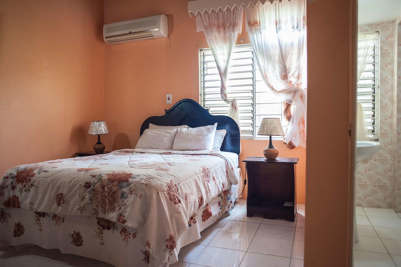 Diamond Villa Guest House Montego Bay Esterno foto
