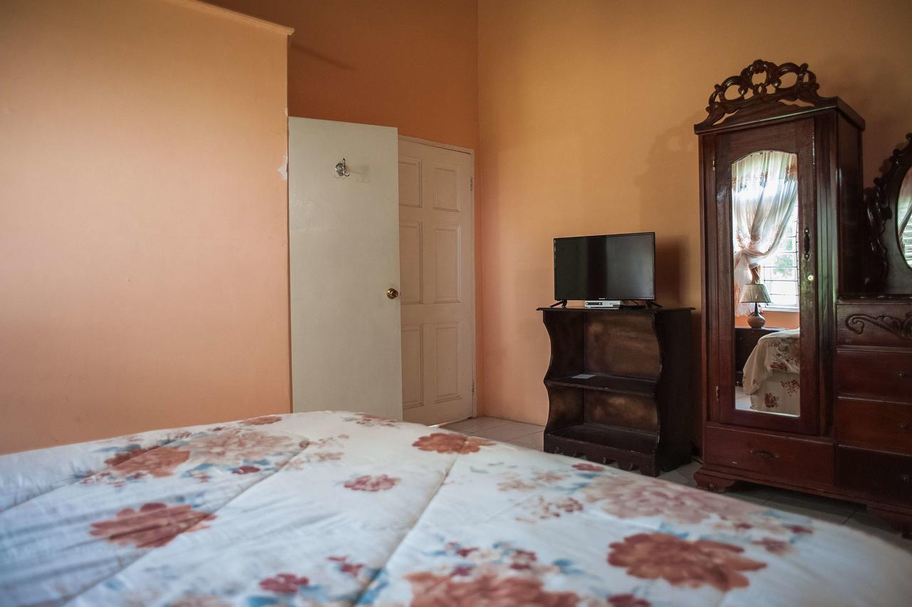 Diamond Villa Guest House Montego Bay Esterno foto